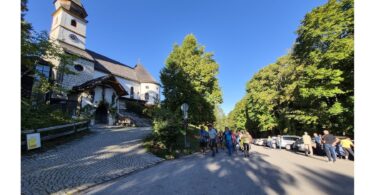 Kaiserwetter begleitete die Pilgergruppe aus Pittenhart und Obing auf dem Weg zur Wallfahrtskirche Maria Eck; Sepp Reithmeier trug zum 49. Mal das Kreuz.