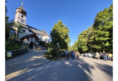 Kaiserwetter begleitete die Pilgergruppe aus Pittenhart und Obing auf dem Weg zur Wallfahrtskirche Maria Eck; Sepp Reithmeier trug zum 49. Mal das Kreuz.