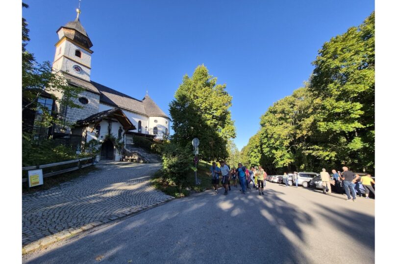 Kaiserwetter begleitete die Pilgergruppe aus Pittenhart und Obing auf dem Weg zur Wallfahrtskirche Maria Eck; Sepp Reithmeier trug zum 49. Mal das Kreuz.