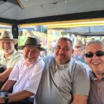 Besuch in Cordes: Priener Delegation vor der Landschafts- und Flussansicht.