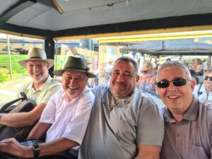 Besuch in Cordes: Priener Delegation vor der Landschafts- und Flussansicht.