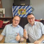 Stadtrundgang: Gruppe vor einem historischen Tor der Altstadt.