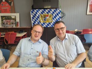 Stadtrundgang: Gruppe vor einem historischen Tor der Altstadt.