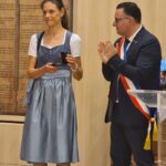 Bürgermeister bei einem offiziellen Moment im Rathaus.