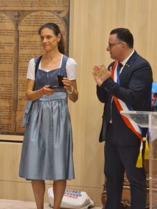 Bürgermeister bei einem offiziellen Moment im Rathaus.