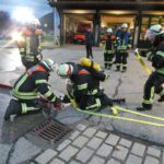 Aufbau des Löschangriffs: Kuppeln und Verlegen von Schläuchen.