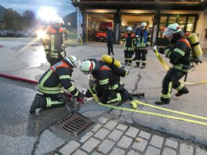 Aufbau des Löschangriffs: Kuppeln und Verlegen von Schläuchen.