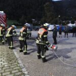 Die Gruppe beim Kuppeln der Saugleitung und Bereitstellen der Geräte.