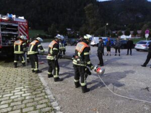 Die Gruppe beim Kuppeln der Saugleitung und Bereitstellen der Geräte.
