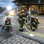 Atemschutzgeräteträger bei der Trockensaugprobe und Vorbereitungen.