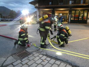 Atemschutzgeräteträger bei der Trockensaugprobe und Vorbereitungen.
