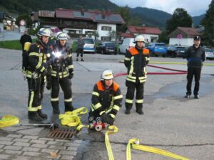 Kameraden beobachten die Handgriffe beim Löschangriff.