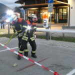 Trupps beim Strahlrohreinsatz während der Leistungsprüfung.