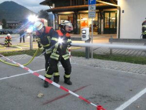 Trupps beim Strahlrohreinsatz während der Leistungsprüfung.