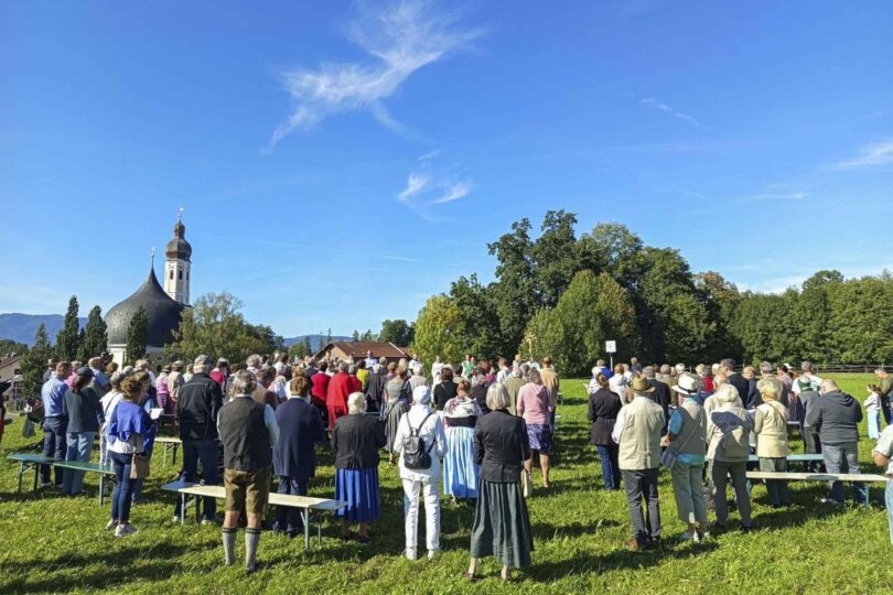 Gläubige bei der Bergmesse auf dem Pfarrerberg mit Blick auf die barocke Rundkirche.