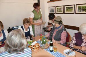 Das Team der Murmeltiere serviert Weißwürste beim Oktoberfest-Frühstück.