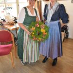 Uschi Ziegler (links) erhält von Elke Kohn einen selbstgebundenen Türkranz.