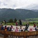 Fritz Irlacher erzählt den Schülern am Picknickplatz Geschichten