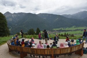 Fritz Irlacher erzählt den Schülern am Picknickplatz Geschichten