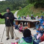 Fritz Irlacher erzählt den Schülern am Picknickplatz Geschichten