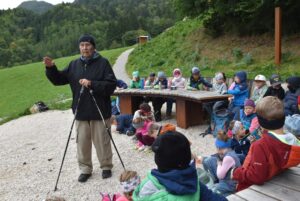 Fritz Irlacher erzählt den Schülern am Picknickplatz Geschichten