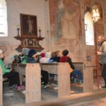Hartmut Rihl erklärt den an die Wand gemalten Heiligen Christophorus