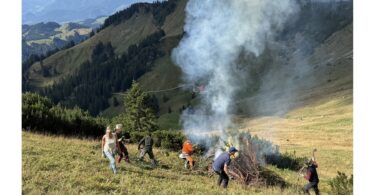 Schwenden am Geigelstein: gemeinsamer Einsatz vor großartiger Kulisse