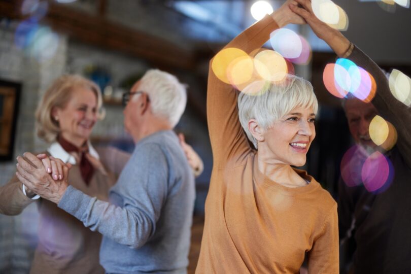 Senioren tanzen beim Tanztee im FORUM Altötting