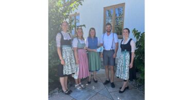 Landfrauen Prutting übergeben eine Spende an den MR Rosenheim.
