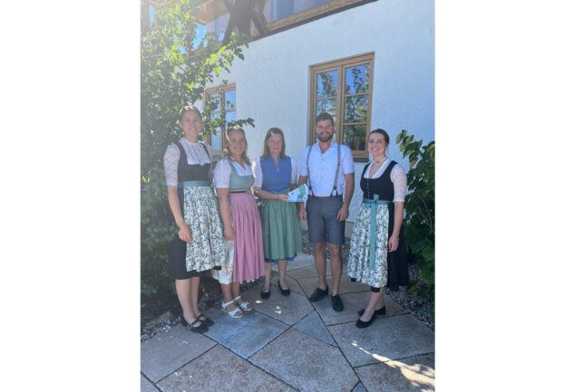 Landfrauen Prutting übergeben eine Spende an den MR Rosenheim.