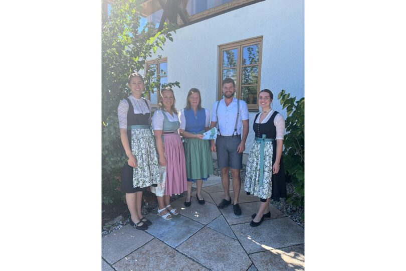 Landfrauen Prutting übergeben eine Spende an den MR Rosenheim.