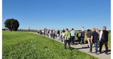 Pilger auf dem Weg zur Basilika Tuntenhausen bei einer früheren Sternwallfahrt
