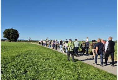 Pilger auf dem Weg zur Basilika Tuntenhausen bei einer früheren Sternwallfahrt