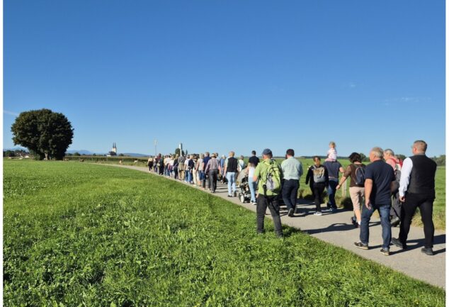 Pilger auf dem Weg zur Basilika Tuntenhausen bei einer früheren Sternwallfahrt