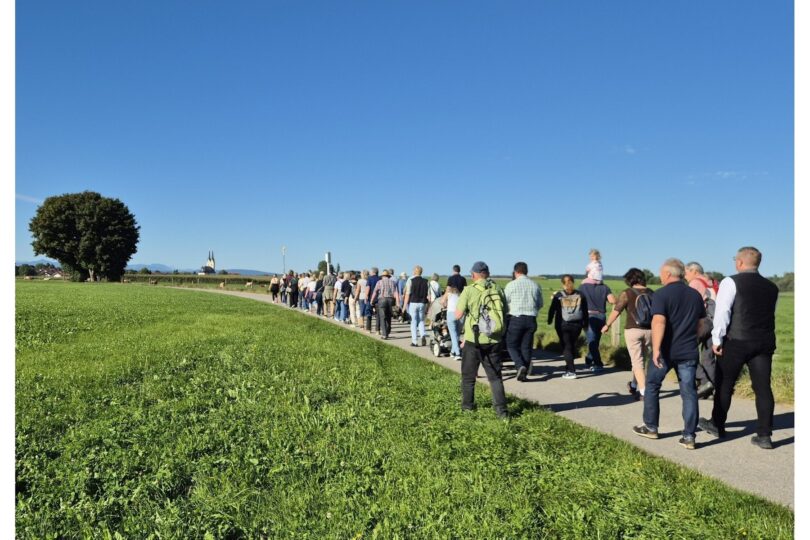 Pilger auf dem Weg zur Basilika Tuntenhausen bei einer früheren Sternwallfahrt