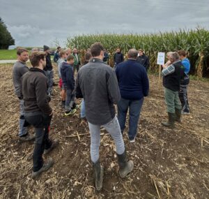Landwirte informierten sich beim Feldtag des Amtes für Ernährung, Landwirtschaft und Forsten Rosenheim am 10. September auf den Demonstrationsflächen in Prutting.
