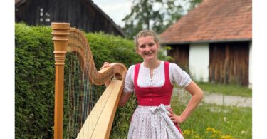 Die Harfistin Maria Pfandl begrüßt die Gäste mit feinen Harfenklängen.