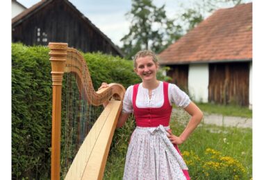 Die Harfistin Maria Pfandl begrüßt die Gäste mit feinen Harfenklängen.
