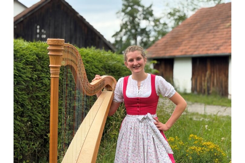 Die Harfistin Maria Pfandl begrüßt die Gäste mit feinen Harfenklängen.