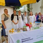 Archivbild einer Milchaktion der Wildenwarter Landfrauen am Priener Marktplatz