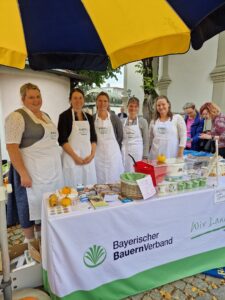 Archivbild einer Milchaktion der Wildenwarter Landfrauen am Priener Marktplatz