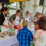 Archivbild einer Milchaktion der Wildenwarter Landfrauen am Priener Marktplatz