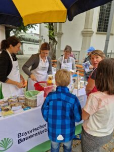 Archivbild einer Milchaktion der Wildenwarter Landfrauen am Priener Marktplatz