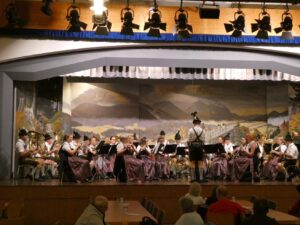 Die Musikkapelle unter Leitung von Sebastian Krause während des Kurkonzerts.