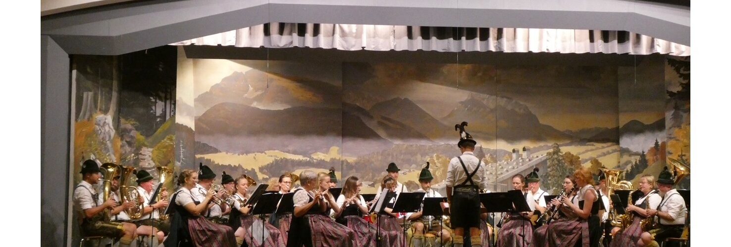 Die Musikkapelle unter Leitung von Sebastian Krause während des Kurkonzerts.