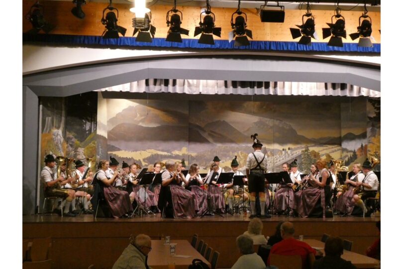 Die Musikkapelle unter Leitung von Sebastian Krause während des Kurkonzerts.