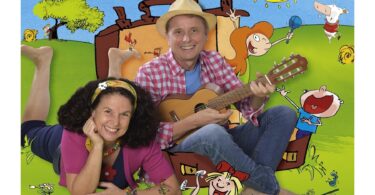 Mit „Lustige Abenteuerlieder aus dem Koffer“ erwartet Familien ein fantasievolles und fröhliches Konzerterlebnis in Prien, das kleine und große Sternschnuppe-Fans zum Staunen, Lachen und vor allem zum gemeinsamen Singen bringt.