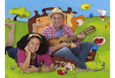 Mit „Lustige Abenteuerlieder aus dem Koffer“ erwartet Familien ein fantasievolles und fröhliches Konzerterlebnis in Prien, das kleine und große Sternschnuppe-Fans zum Staunen, Lachen und vor allem zum gemeinsamen Singen bringt.