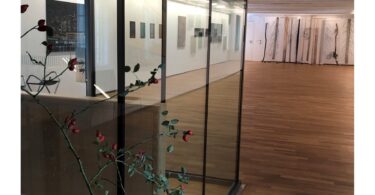 Blick in die Ausstellung „Zwischen Sphären“ im Kulturforum Klosterkirche.