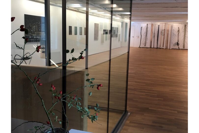 Blick in die Ausstellung „Zwischen Sphären“ im Kulturforum Klosterkirche.